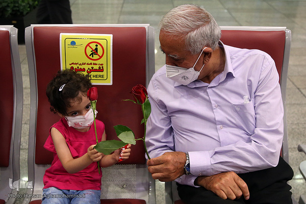 اهدای گل و شیرینی غدیر به مسافرین خارج از کشور فرودگاه امام خمینی(ره)