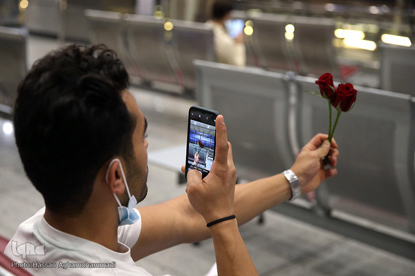 اهدای گل و شیرینی غدیر به مسافرین خارج از کشور فرودگاه امام خمینی(ره)