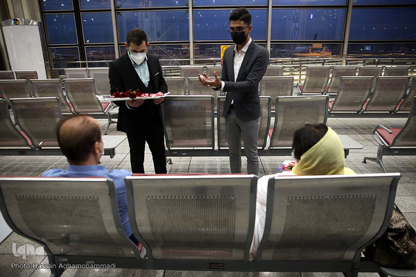 اهدای گل و شیرینی غدیر به مسافرین خارج از کشور فرودگاه امام خمینی(ره)