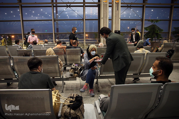 اهدای گل و شیرینی غدیر به مسافرین خارج از کشور فرودگاه امام خمینی(ره)