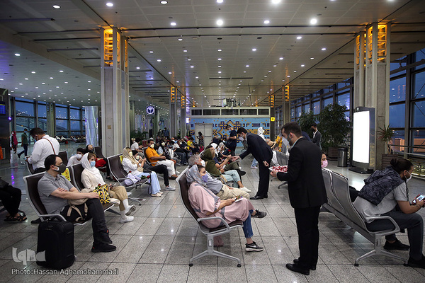 اهدای گل و شیرینی غدیر به مسافرین خارج از کشور فرودگاه امام خمینی(ره)