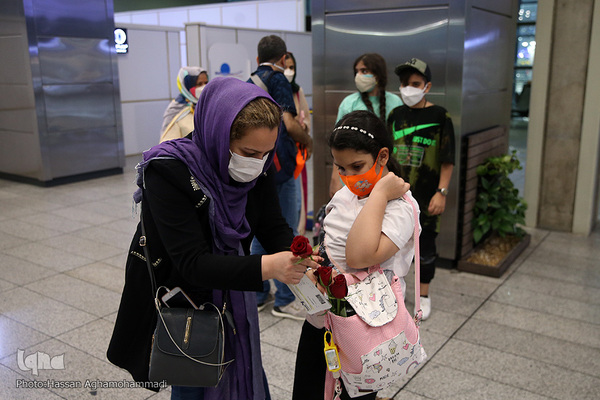 اهدای گل و شیرینی غدیر به مسافرین خارج از کشور فرودگاه امام خمینی(ره)