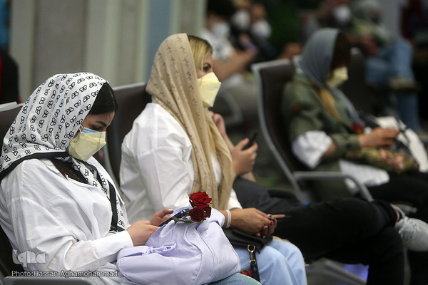 اهدای گل و شیرینی غدیر به مسافرین خارج از کشور فرودگاه امام خمینی(ره)