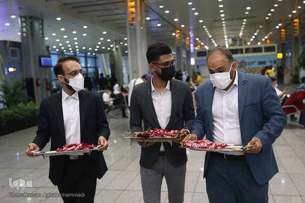 اهدای گل و شیرینی غدیر به مسافرین خارج از کشور فرودگاه امام خمینی(ره)