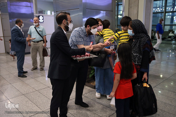 اهدای گل و شیرینی غدیر به مسافرین خارج از کشور فرودگاه امام خمینی(ره)