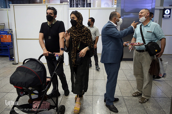 اهدای گل و شیرینی غدیر به مسافرین خارج از کشور فرودگاه امام خمینی(ره)