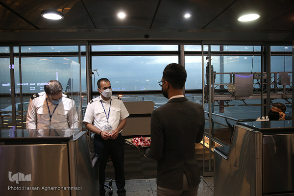 اهدای گل و شیرینی غدیر به مسافرین خارج از کشور فرودگاه امام خمینی(ره)