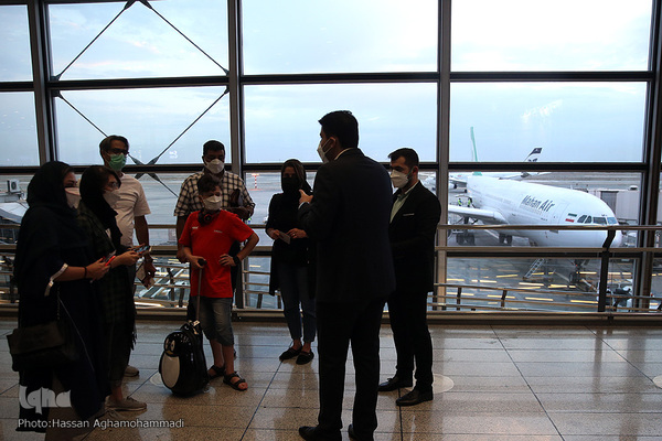 اهدای گل و شیرینی غدیر به مسافرین خارج از کشور فرودگاه امام خمینی(ره)