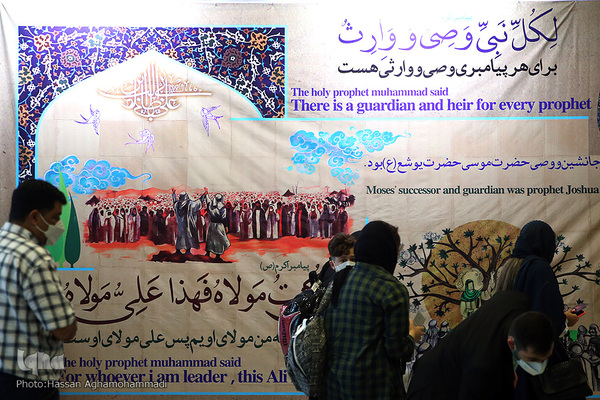 اهدای گل و شیرینی غدیر به مسافرین خارج از کشور فرودگاه امام خمینی(ره)