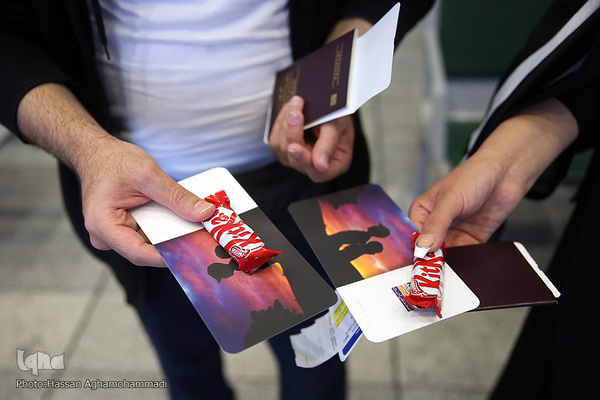 اهدای گل و شیرینی غدیر به مسافرین خارج از کشور فرودگاه امام خمینی(ره)