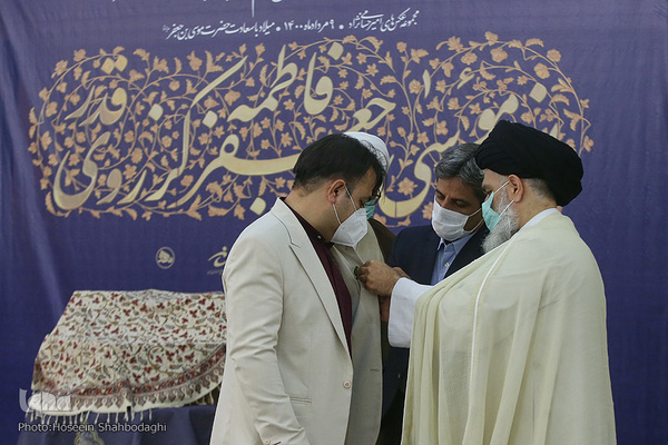 مراسم رونمایی از کتاب عکس «خواهر خورشید»/ قم