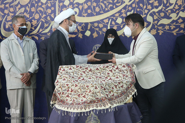 مراسم رونمایی از کتاب عکس «خواهر خورشید»/ قم