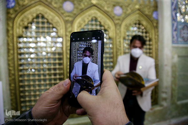 مراسم رونمایی از کتاب عکس «خواهر خورشید»/ قم