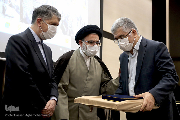 تجلیل از سیدحمیدرضا طیبی، رئیس جهاددانشگاهی  به عنوان یاور برگزیده وقف در آیین گرامیداشت هفته وقف 