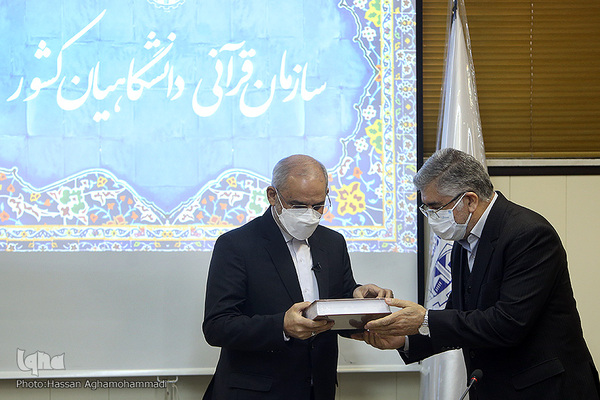 اهدای یک جلد کلام الله مجید توسط حمیدرضا طیبی، رییس جهاد دانشگاهی به محسن حاجی میرزایی، وزیر آموزش و پرورش در جریان بازدید مقام وزارت از ایکنا