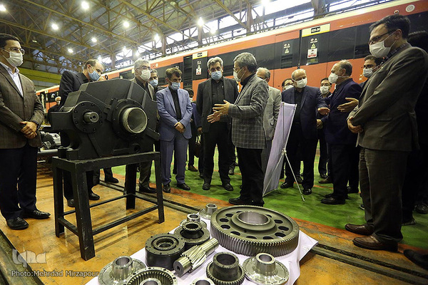 بازدید حناچی، شهردار تهران و علی آقامحمدی، عضو مجمع تشخیص مصلحت نظام از توانمندی های جهاددانشگاهی در ساخت قطعات و تجهیزات مترو