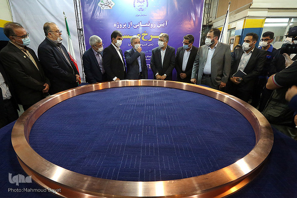 رونمایی از پروژه‌ی چرخ مسی (از آلیاژ مس کروم زیرکونیم) با حضور غریب‌پور، معاون وزیر صنعت و رییس هیات‌عامل ایمیدرو و نیلی احمدآبادی، رییس دانشگاه تهران