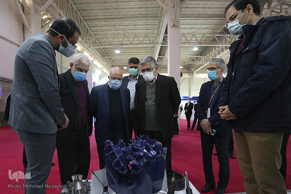 بازدید زنگنه،وزیر نفت از غرفه دستاوردهای جهاددانشگاهی در نمایشگاه نفت، گاز و پتروشیمی