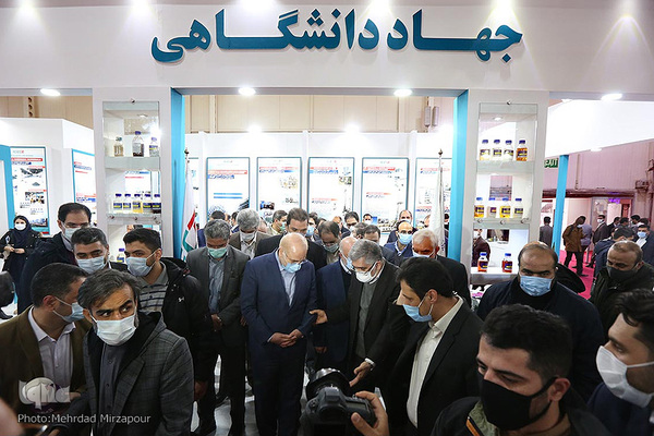 بازدید قالیباف، رییس مجلس شورای اسلامی از غرفه دستاوردهای جهاددانشگاهی در نمایشگاه نفت، گاز و پتروشیمی