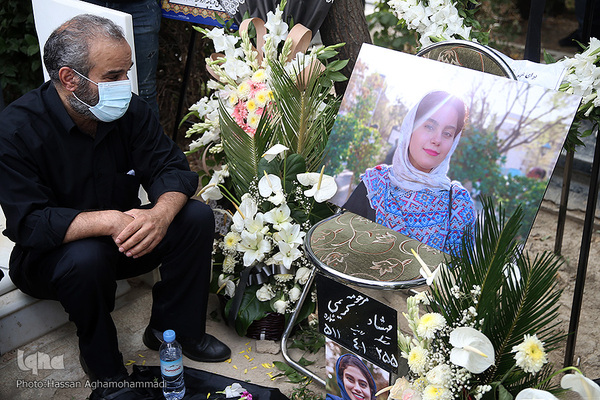 مراسم چهلمین روز درگذشت «مهشاد کریمی» خبرنگار فقید ایسنا در قطعه نام آوران بهشت زهرای تهران