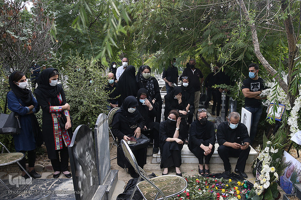 مراسم چهلمین روز درگذشت «مهشاد کریمی» خبرنگار فقید ایسنا در قطعه نام آوران بهشت زهرای تهران