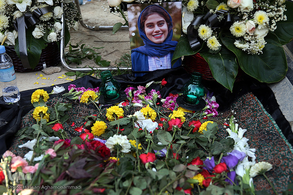 مراسم چهلمین روز درگذشت «مهشاد کریمی» خبرنگار فقید ایسنا در قطعه نام آوران بهشت زهرای تهران