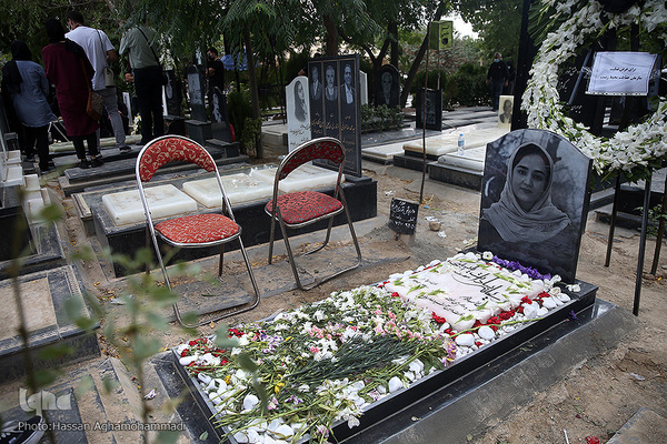 مراسم چهلمین روز درگذشت «مهشاد کریمی» خبرنگار فقید ایسنا در قطعه نام آوران بهشت زهرای تهران