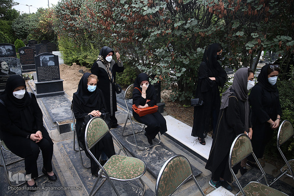 مراسم چهلمین روز درگذشت «مهشاد کریمی» خبرنگار فقید ایسنا در قطعه نام آوران بهشت زهرای تهران