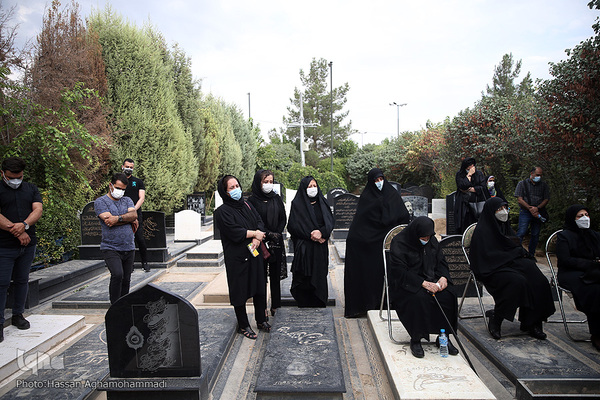 مراسم چهلمین روز درگذشت «مهشاد کریمی» خبرنگار فقید ایسنا در قطعه نام آوران بهشت زهرای تهران