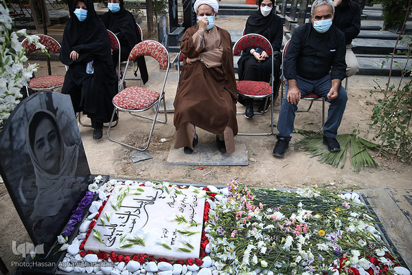 مراسم چهلمین روز درگذشت «مهشاد کریمی» خبرنگار فقید ایسنا در قطعه نام آوران بهشت زهرای تهران