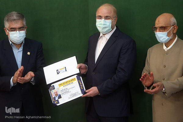اهدای کارت خبرنگار افتخاری ایکنا به محمدباقر قالیباف، رئیس مجلس توسط  حمیدرضا طیبی، رییس جهاد دانشگاهی