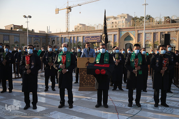 مراسم برافراشته شدن پرچم عزای حسینی بر گنبد آستان مقدس حضرت عبدالعظیم حسنی(ع) در شهر ری