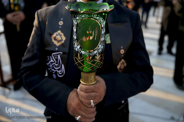 مراسم برافراشته شدن پرچم عزای حسینی بر گنبد آستان مقدس حضرت عبدالعظیم حسنی(ع) در شهر ری