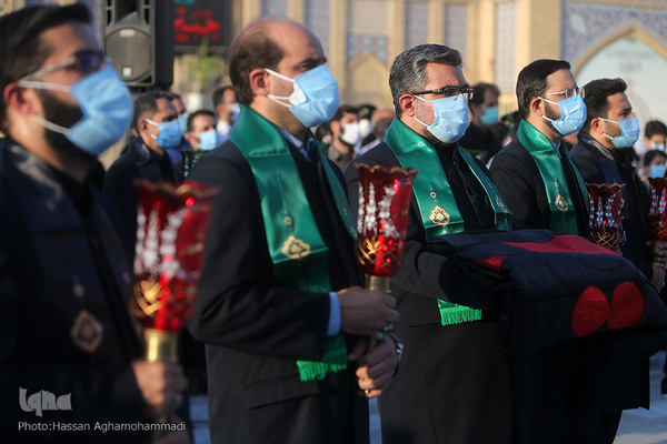 مراسم برافراشته شدن پرچم عزای حسینی بر گنبد آستان مقدس حضرت عبدالعظیم حسنی(ع) در شهر ری