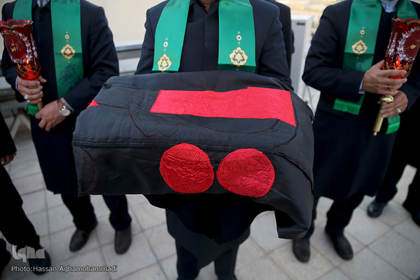مراسم برافراشته شدن پرچم عزای حسینی بر گنبد آستان مقدس حضرت عبدالعظیم حسنی(ع) در شهر ری