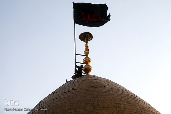مراسم برافراشته شدن پرچم عزای حسینی بر گنبد آستان مقدس حضرت عبدالعظیم حسنی(ع) در شهر ری