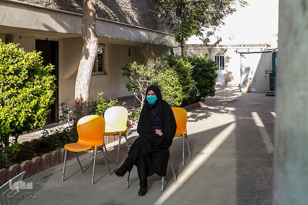 روضه‌خوانی مدافعان سلامت در فضای باز بیمارستان