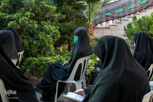 روضه‌خوانی مدافعان سلامت در فضای باز بیمارستان