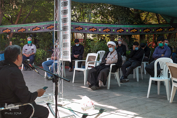 روضه‌خوانی مدافعان سلامت در فضای باز بیمارستان