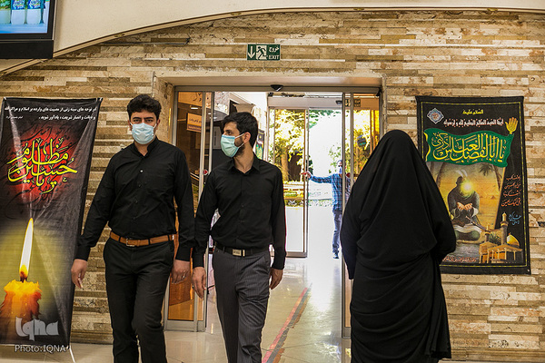 روضه‌خوانی مدافعان سلامت در فضای باز بیمارستان