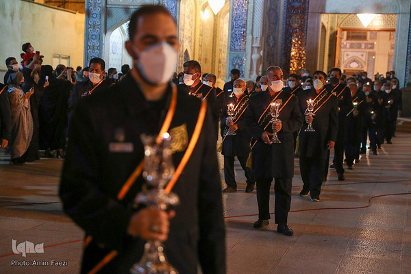 لاله گردانی شام غریبان در حرم مطهر شاهچراغ(ع)