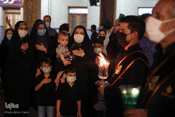 لاله گردانی شام غریبان در حرم مطهر شاهچراغ(ع)