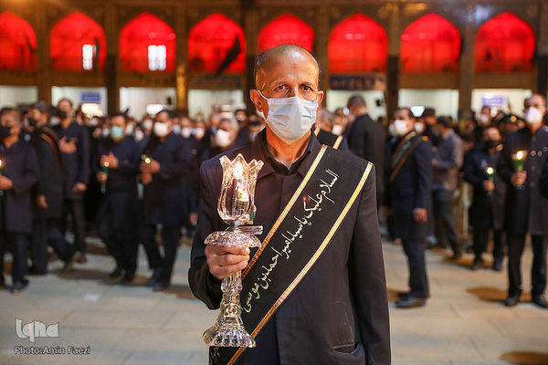 لاله گردانی شام غریبان در حرم مطهر شاهچراغ(ع)