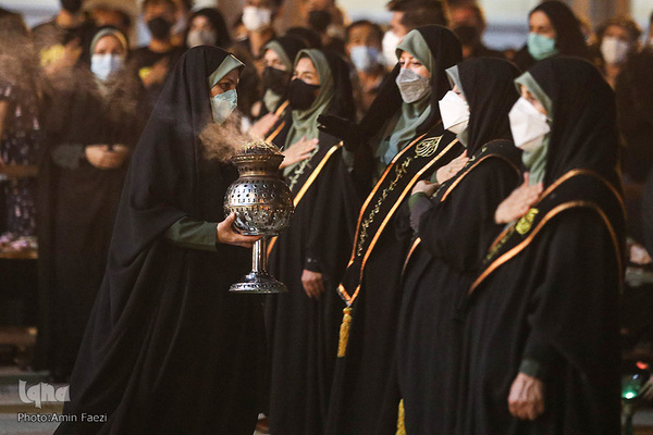 لاله گردانی شام غریبان در حرم مطهر شاهچراغ(ع)