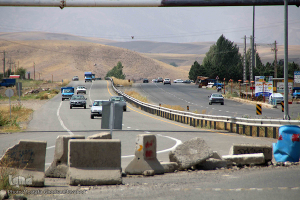 اعمال محدودیت‌های کرونایی در محورهای مواصلاتی شهرستان اهر، توسط پلیس راهور