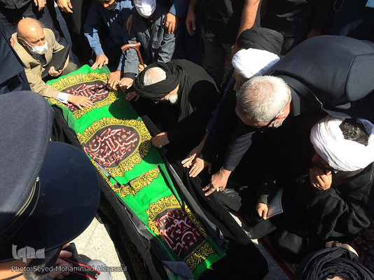 مراسم تشییع پیکر علامه محمدرضا حکیمی در حرم مطهر رضوی