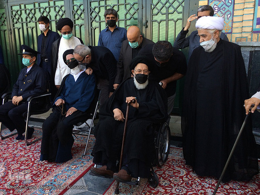 مراسم تشییع پیکر علامه محمدرضا حکیمی در حرم مطهر رضوی