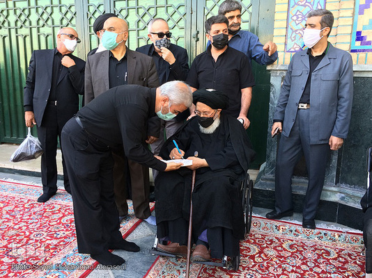 مراسم تشییع پیکر علامه محمدرضا حکیمی در حرم مطهر رضوی