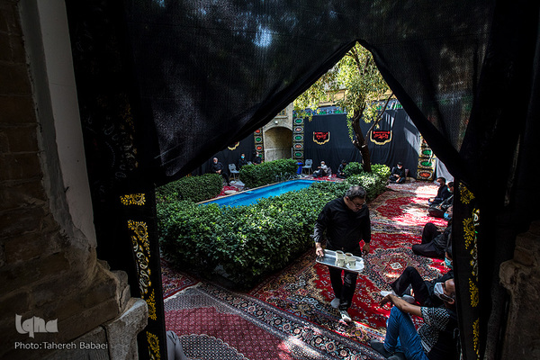 امسال نیز این خیمه عزای سیدالشهدا(ع) با رعایت پروتکل‌های بهداشتی ابلاغ شده از سوی ستاد مبارزه با کرونا برگزار شد.