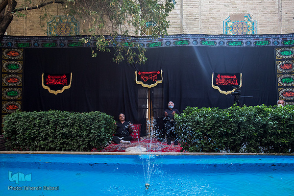 این مراسم به وصیت حاج حسین ملک با حضور مسئولان، کسبه بازار و کارکنان موزه از سال ۴۲ تاکنون عزای حسینی را با شکوه و شور حسینی برگزار می‌کند. 
